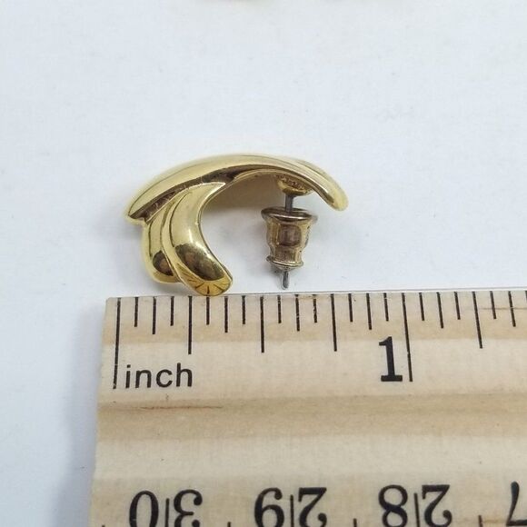 Vintage Napier Gold Tone Stud Earrings, Retro Swoop Design, 80s 90s Style - Picture 5 of 6